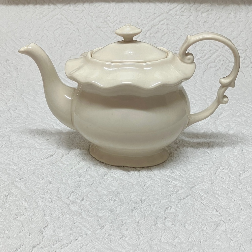 Vintage ceramic teapot, cream or off-white I. Godinger & Co